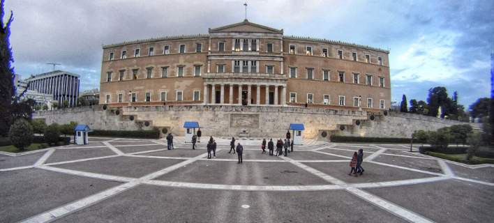 Πρόκληση! Εκτός μειώσεων οι συντάξεις βουλευτών και αιρετών στους ΟΤΑ